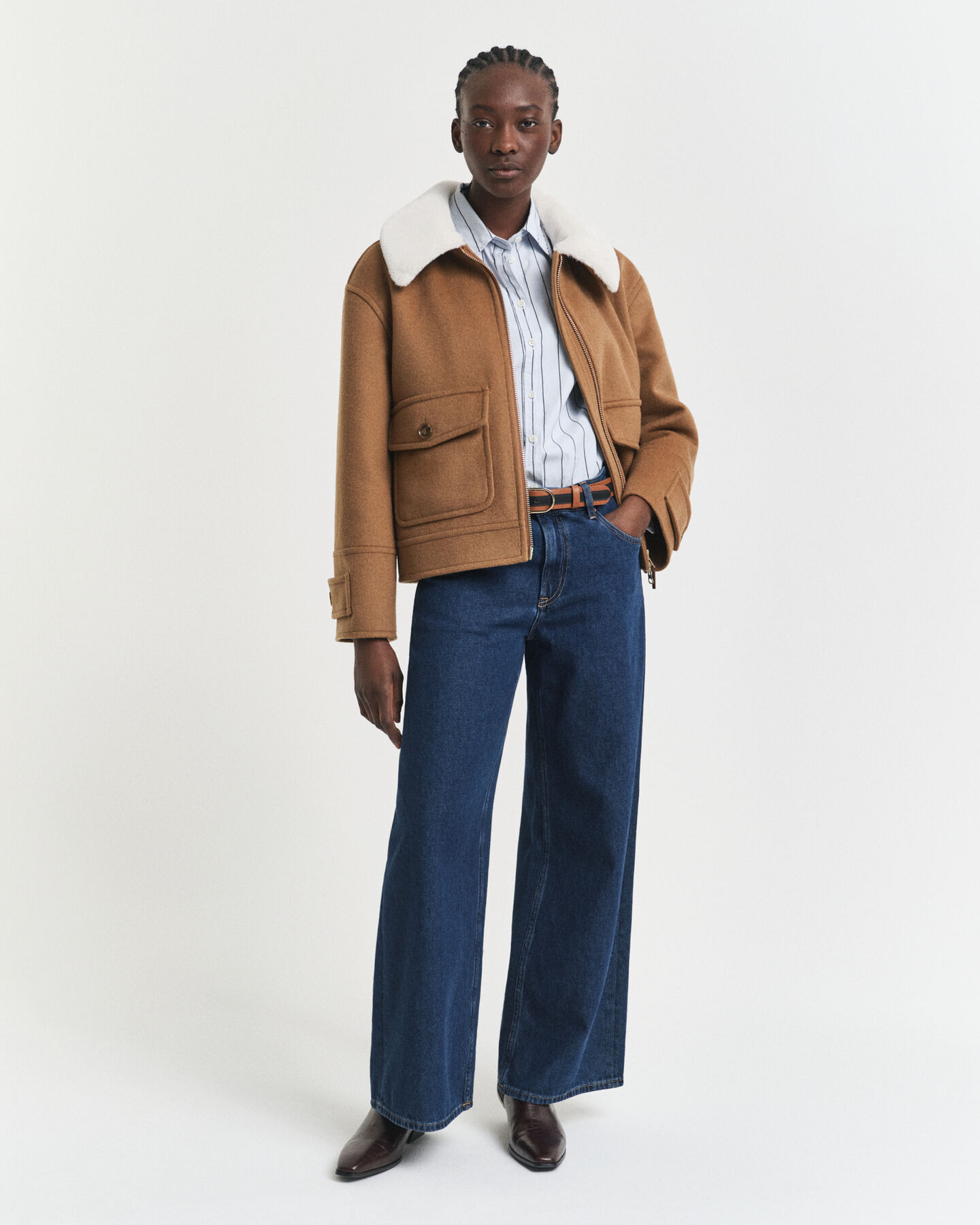 Matalavyötäröiset ja leveälahkeiset farkut