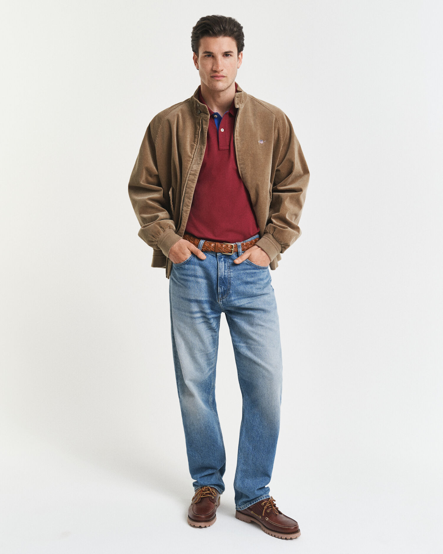 Kontrastivärinen pikeepaita