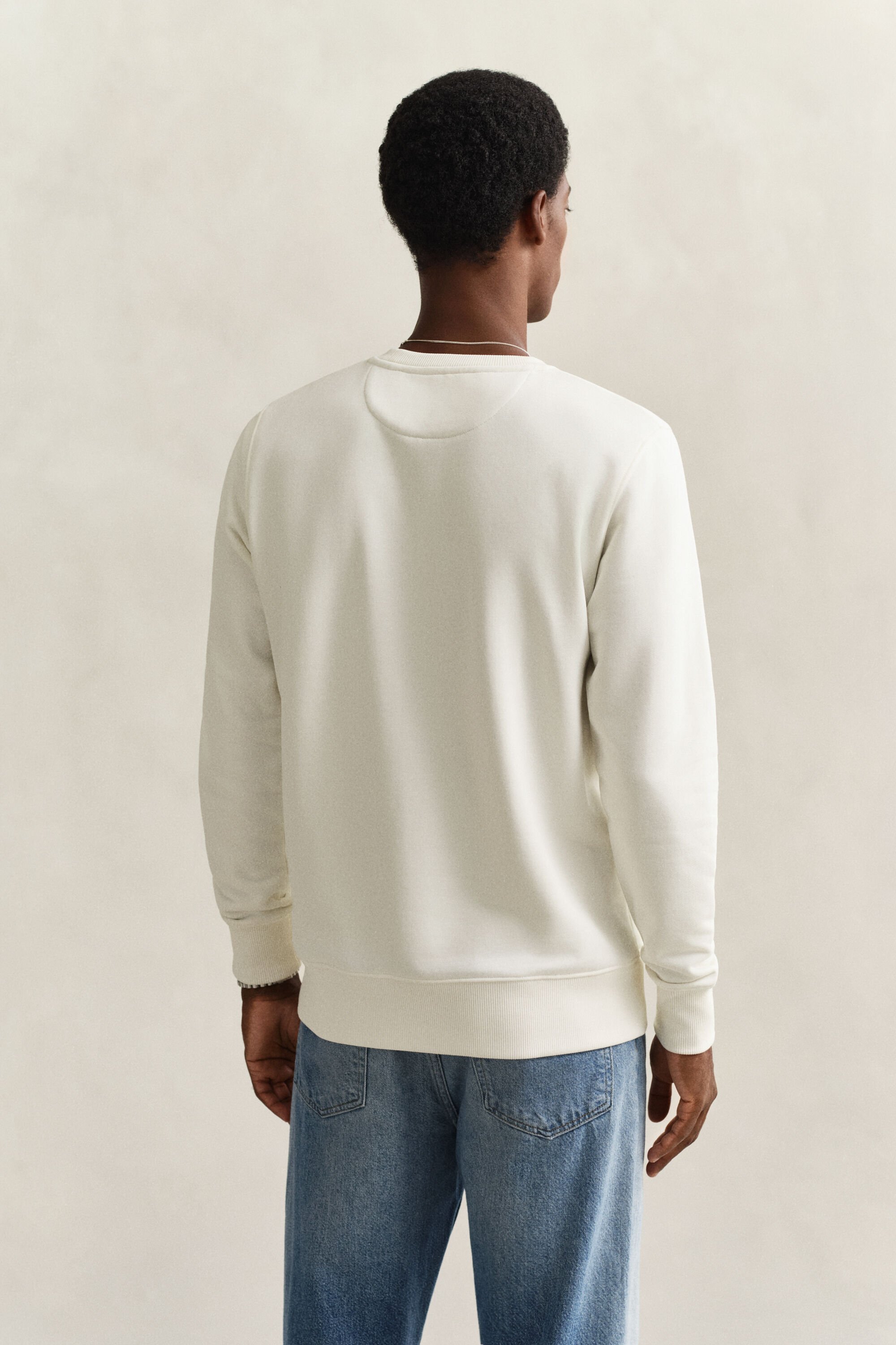 Shield-collegepaita, jossa pyöreä pääntie