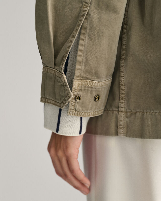 Valmiina värjätty armeijatakki