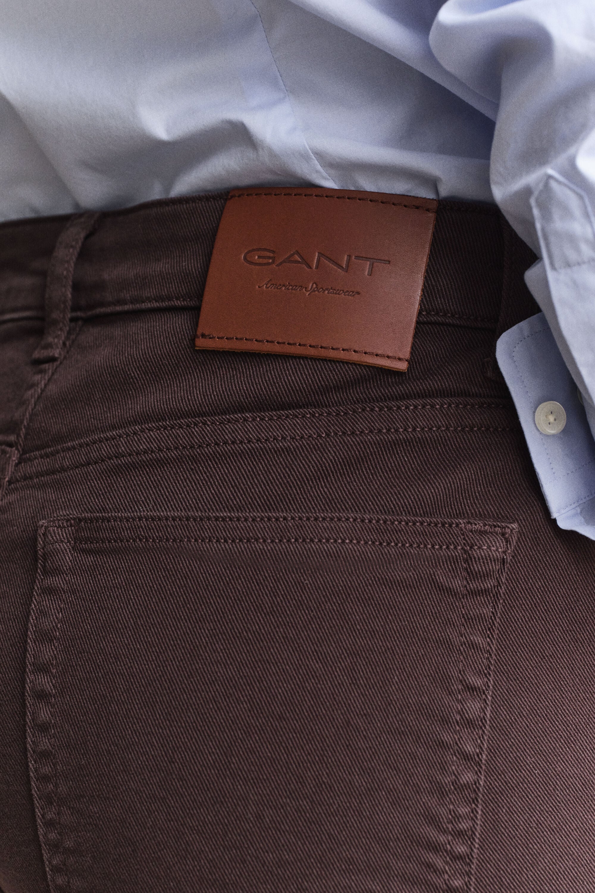 Levenevät slim fit -mitoitetut värjätyt farkut