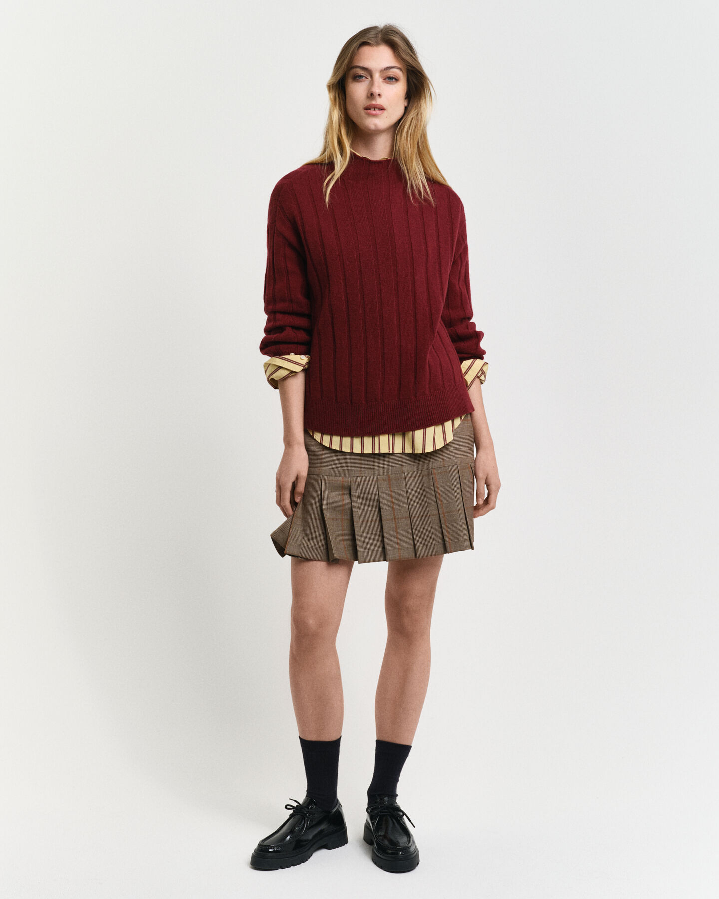 Pystykauluksinen villainen joustinneulepusero