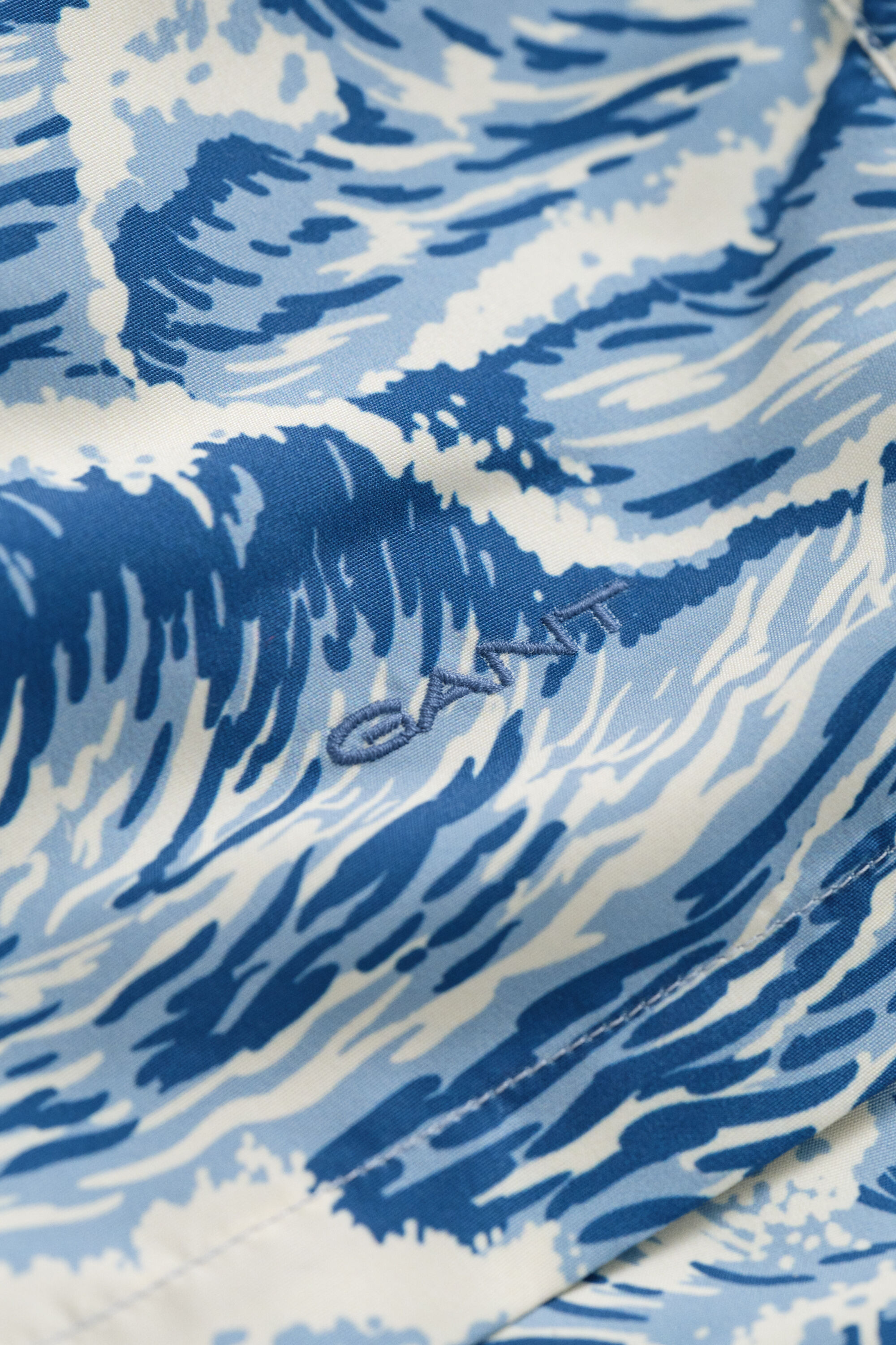 Aaltoprinttikuosilliset uimashortsit