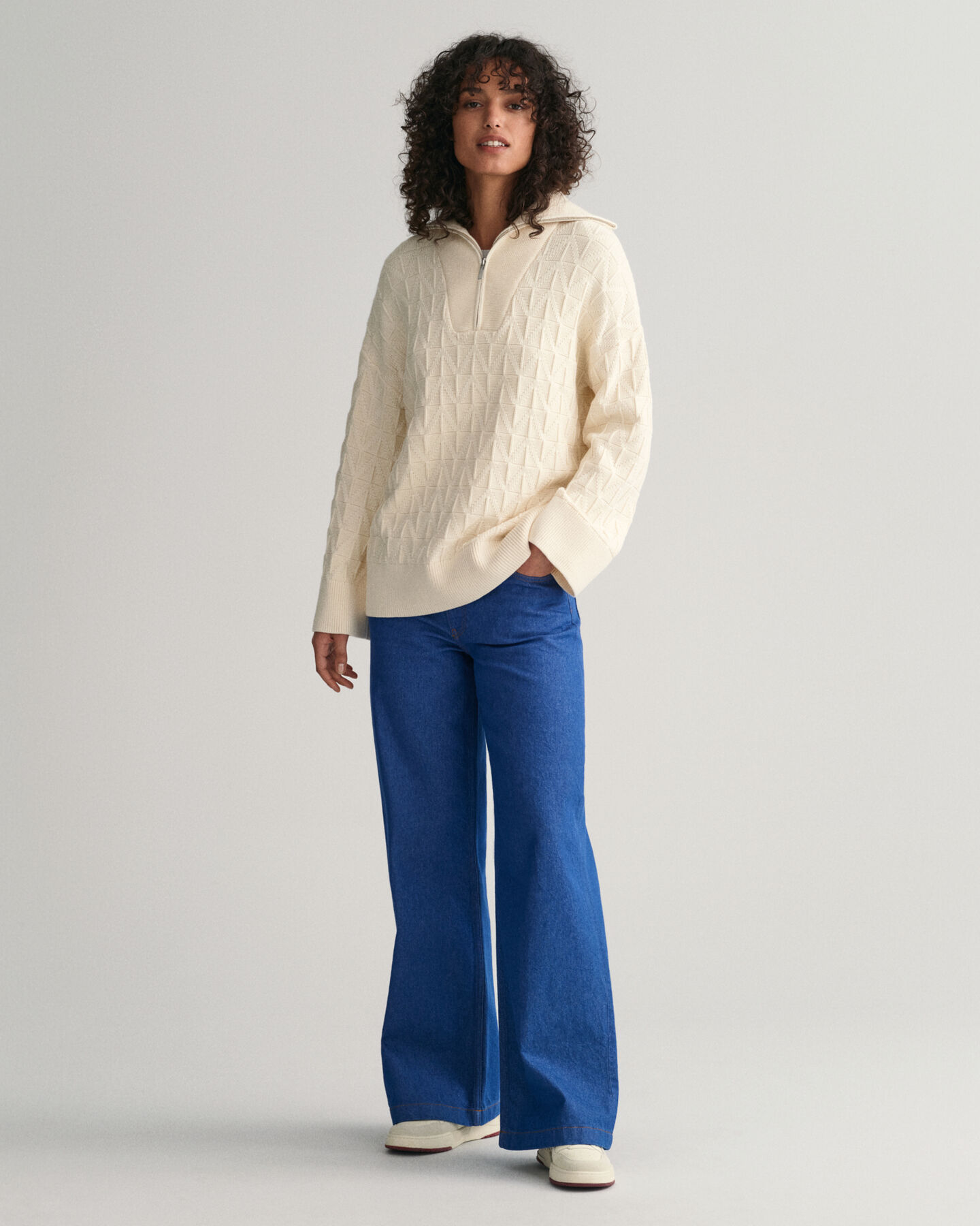 Kalanruotokuvioinen neulepusero, jossa vetoketjullinen pääntie