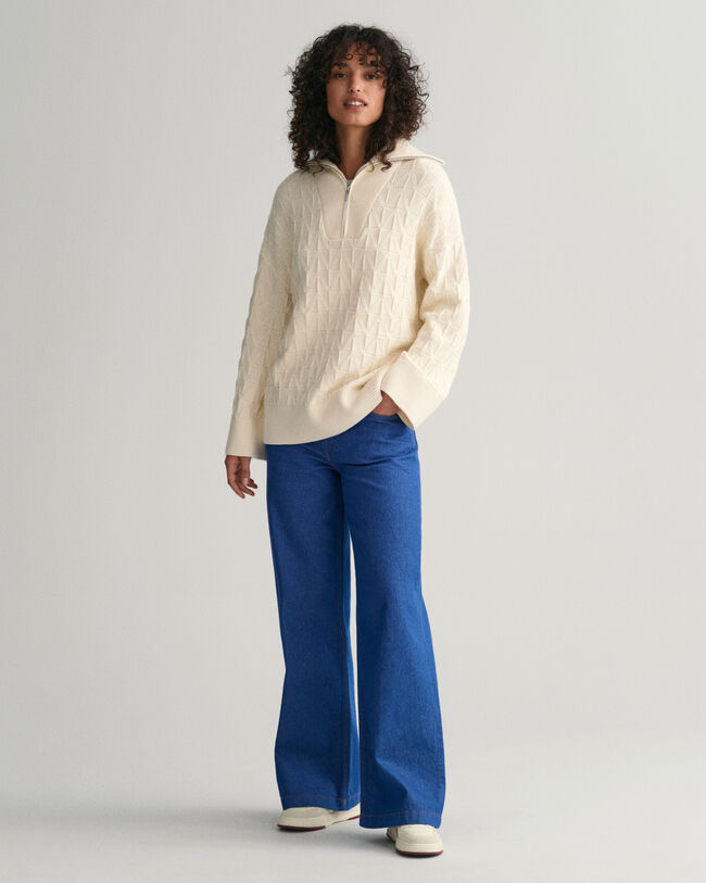 Kalanruotokuvioinen neulepusero, jossa vetoketjullinen pääntie