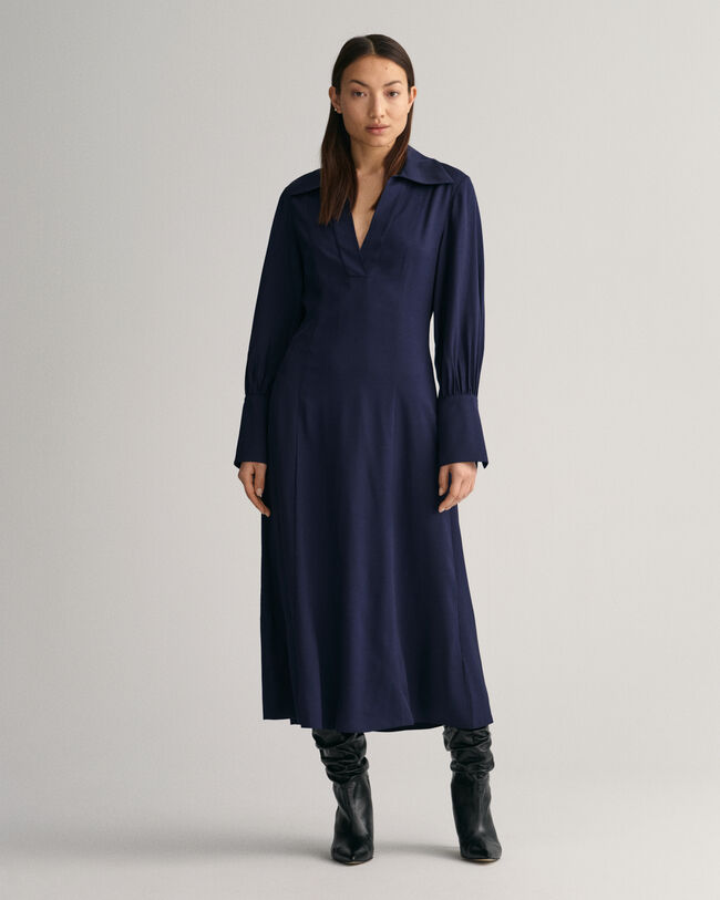 Slim fit ‑mitoitettu mekko, jossa pitkät rannekkeet