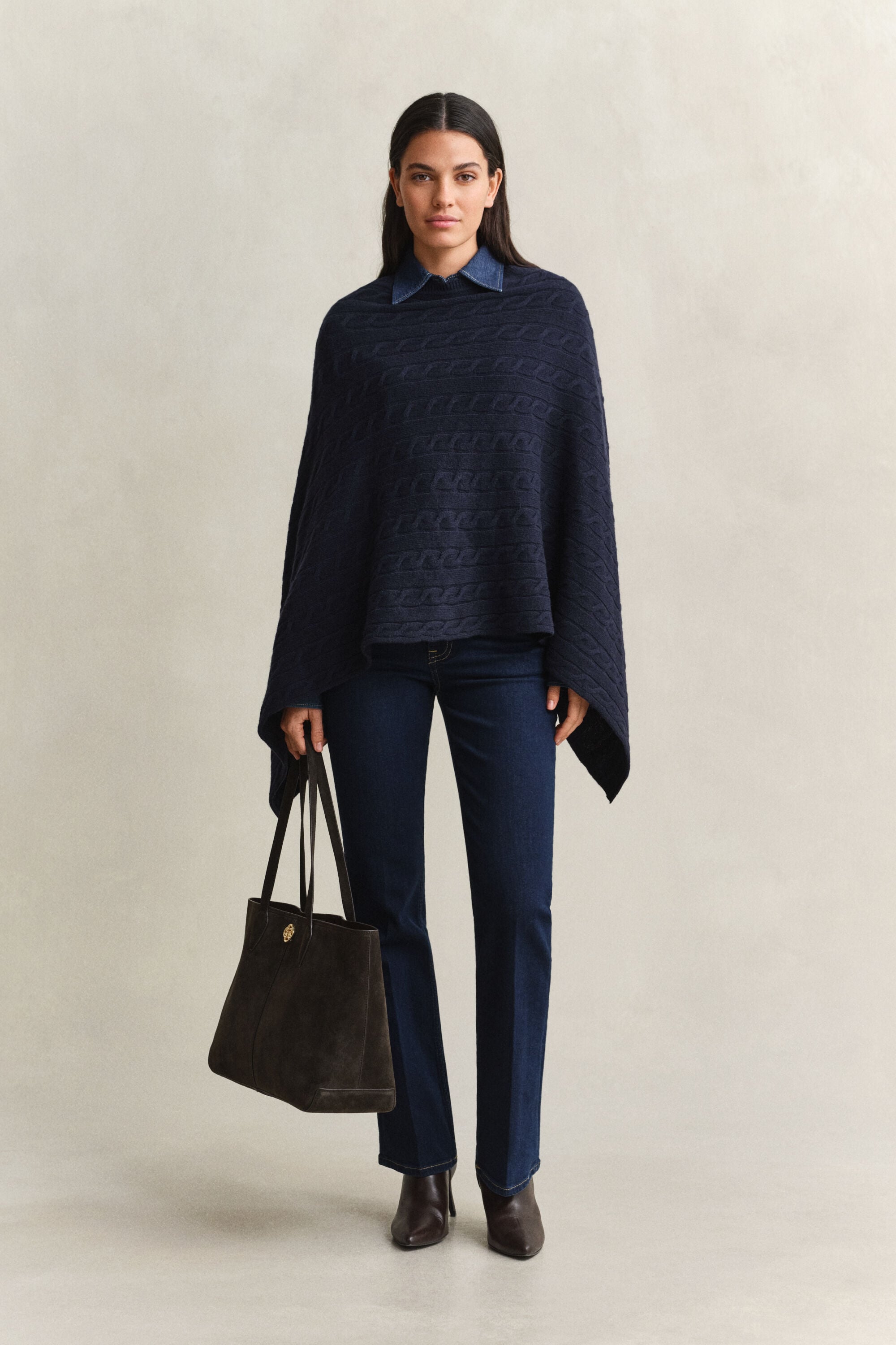Villainen palmikkoneuleponcho