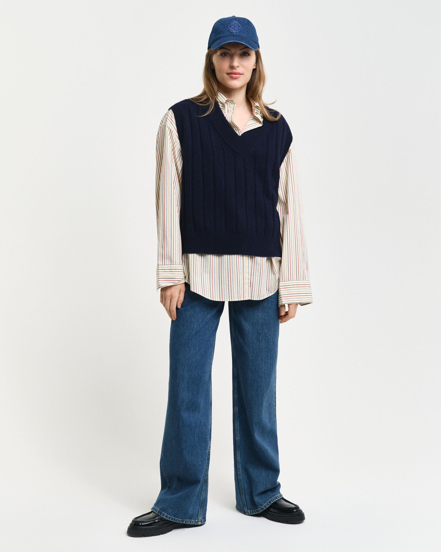 Villainen joustinneuleliivi, v‑pääntie