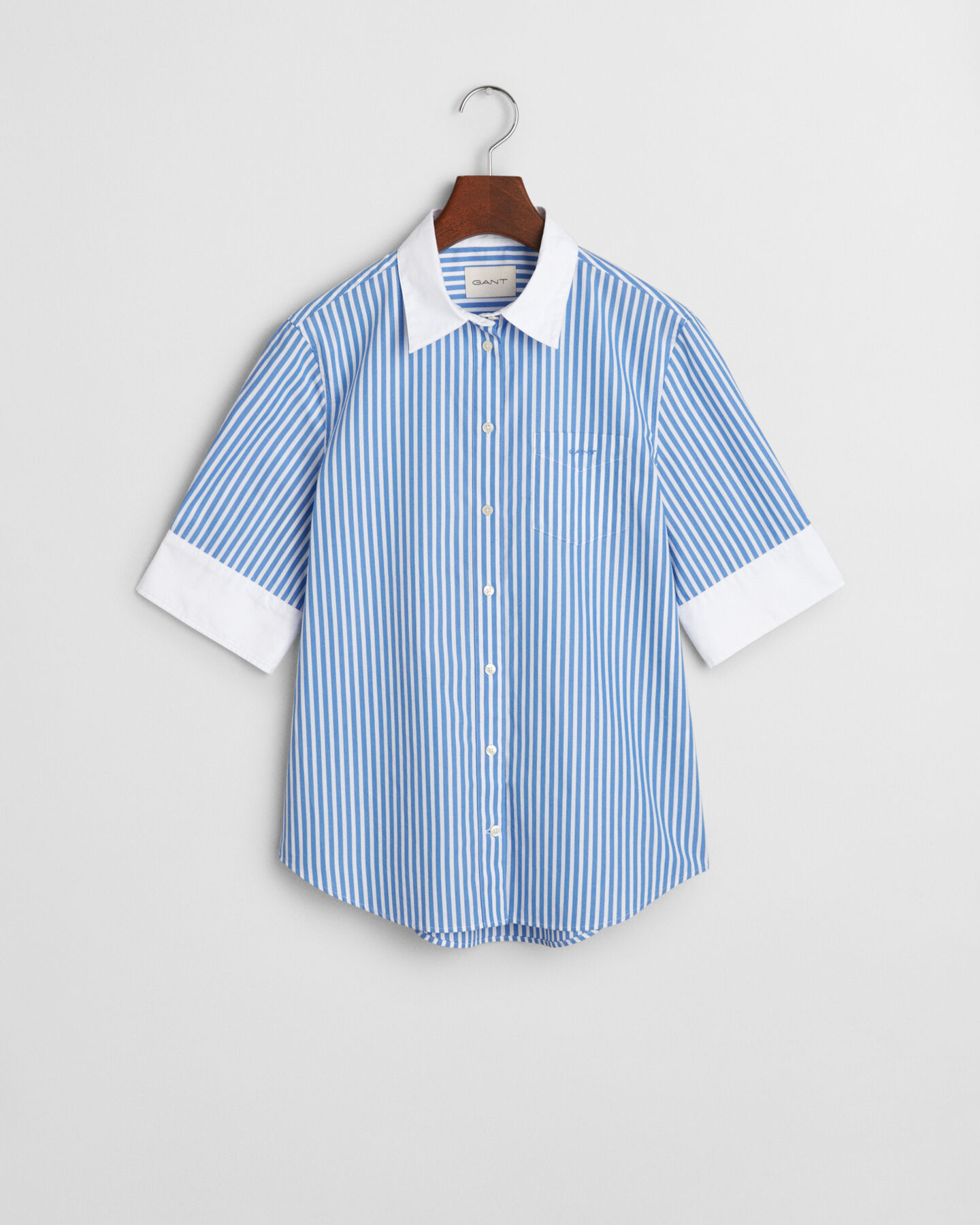 Regular fit ‑mitoitettu kontrastivärinen raitapaita