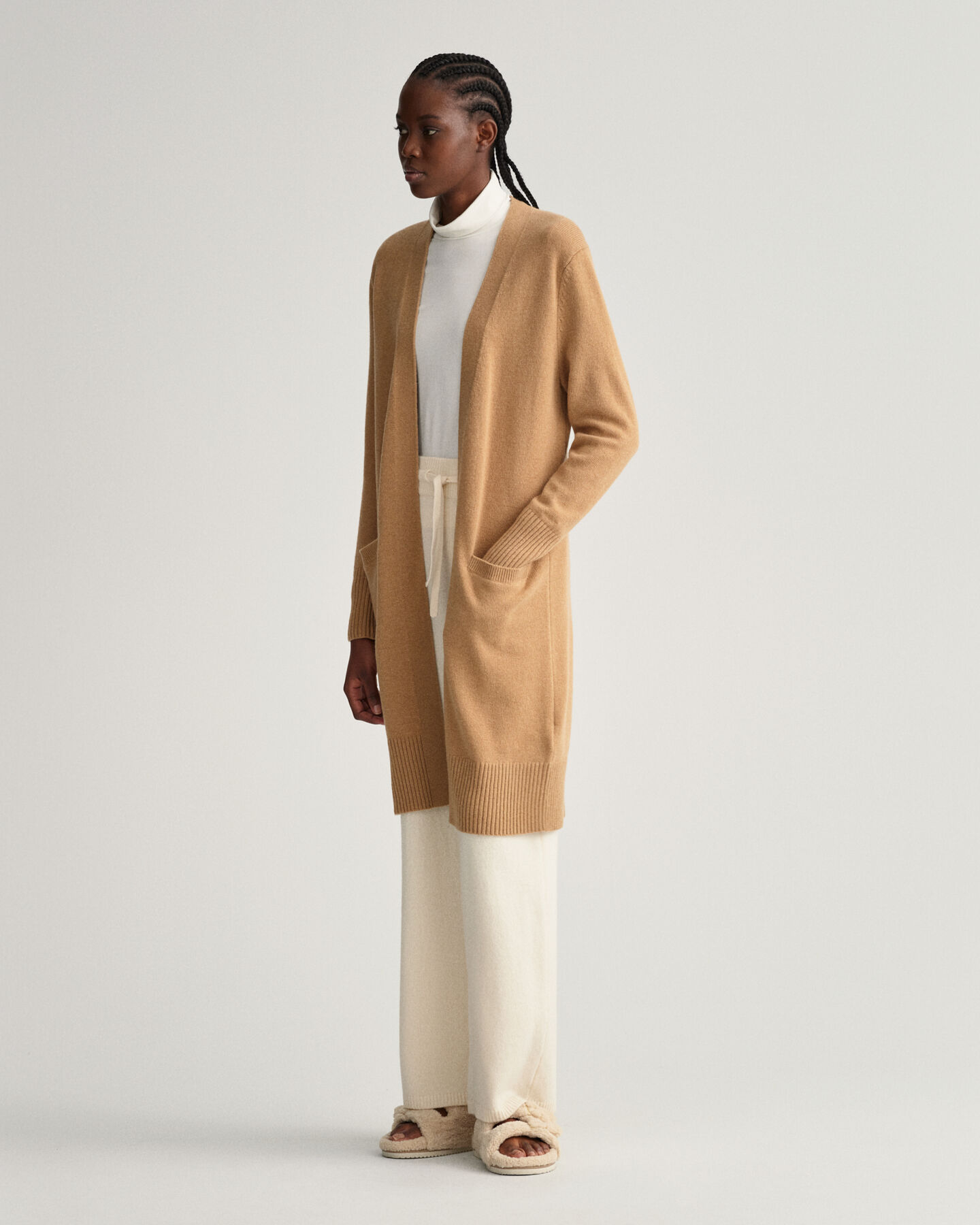 Pitkä villaneuletakki