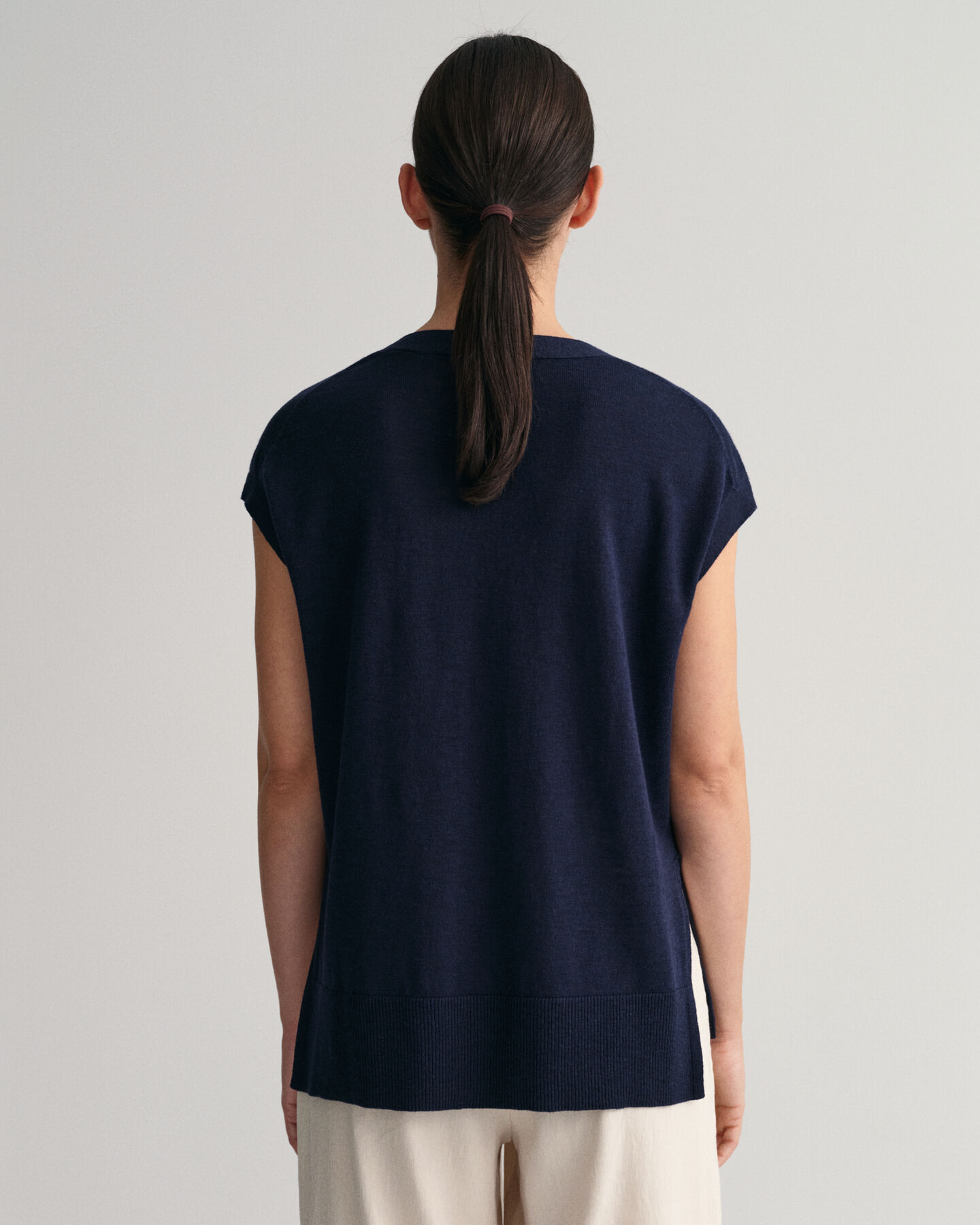 Pellavasekoiteliivi, jossa v-pääntie