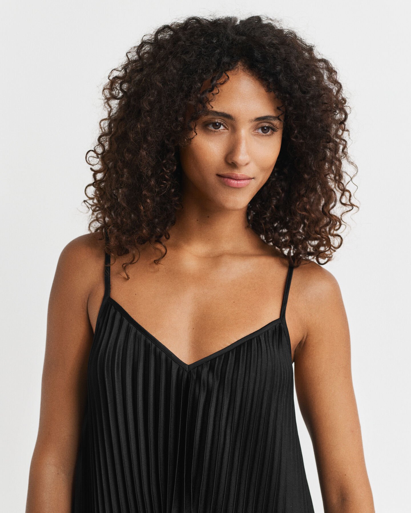 Satiininen vekkihelmainen olkainminimekko