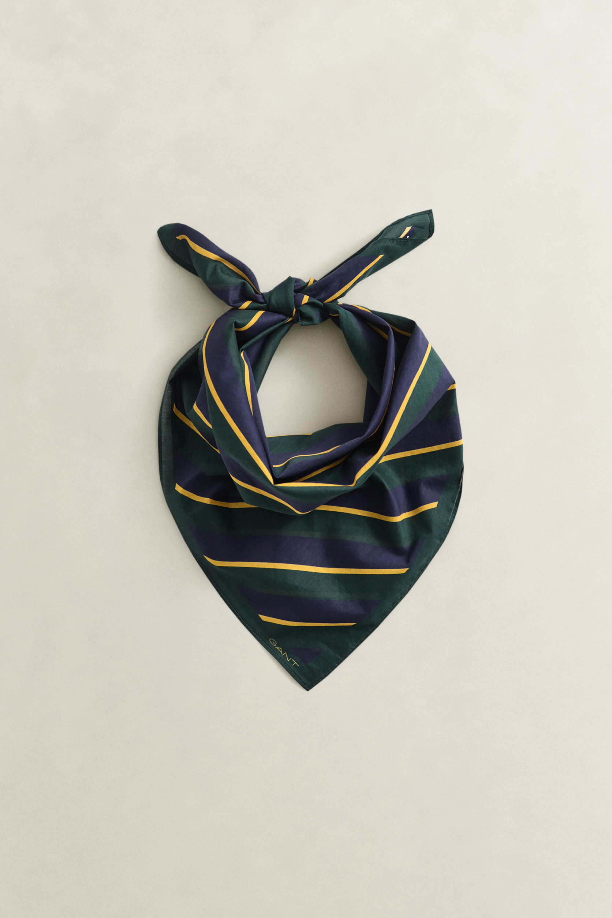 Raidallinen bandana-huivi