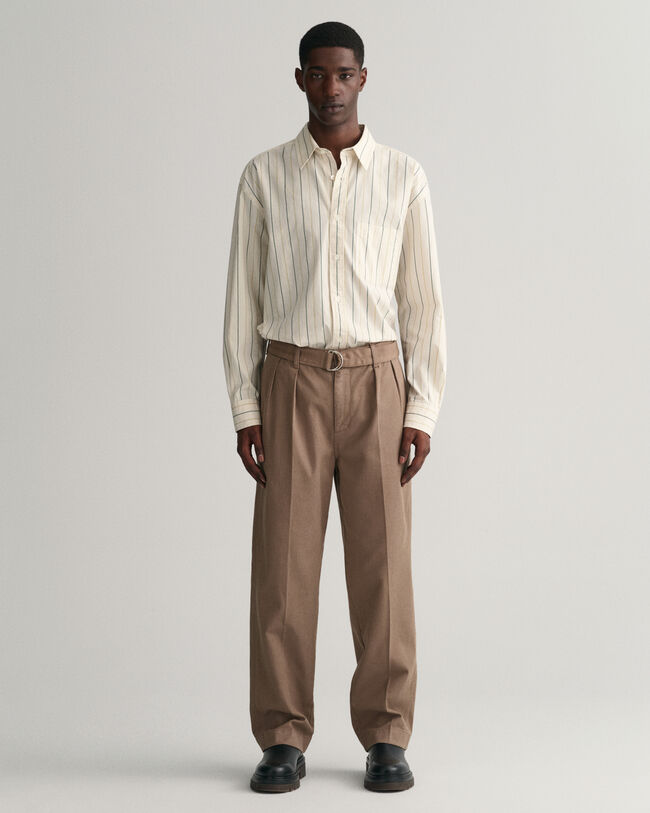 Laskostetut chinot ja vyö