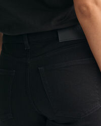 Slim fit ‑mitoitetut erittäin joustavat farkut