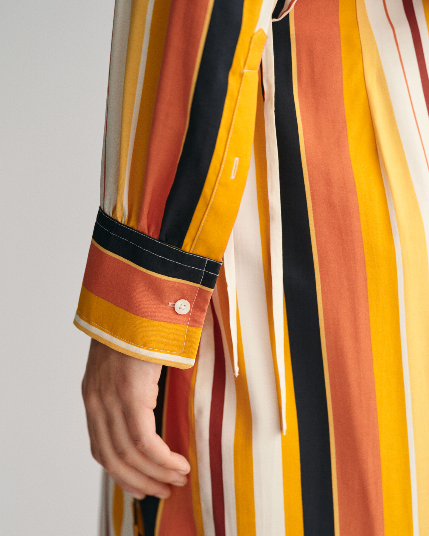 Relaxed&nbsp;fit ‑mitoitettu Tie Band -raitapaita