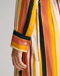 Relaxed&nbsp;fit ‑mitoitettu Tie Band -raitapaita