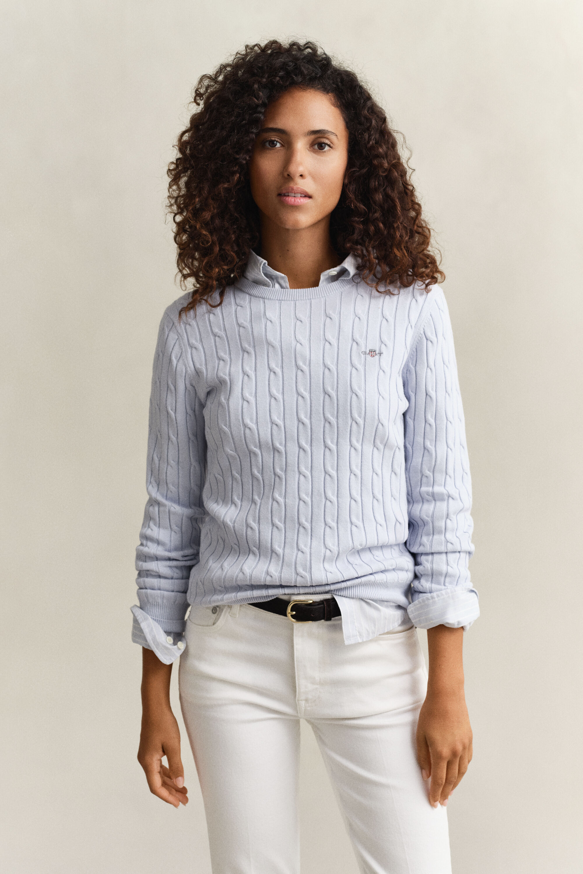 Palmikkoneule, jossa pyöreä pääntie