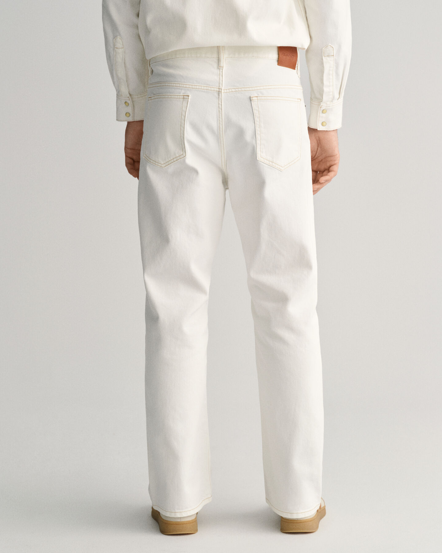 Loose fit ‑mitoitetut valkoiset farkut