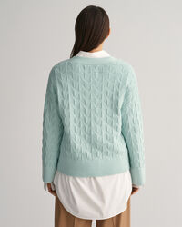 Kalanruotokuvioitu neuletakki, jossa v‑p&auml;&auml;ntie