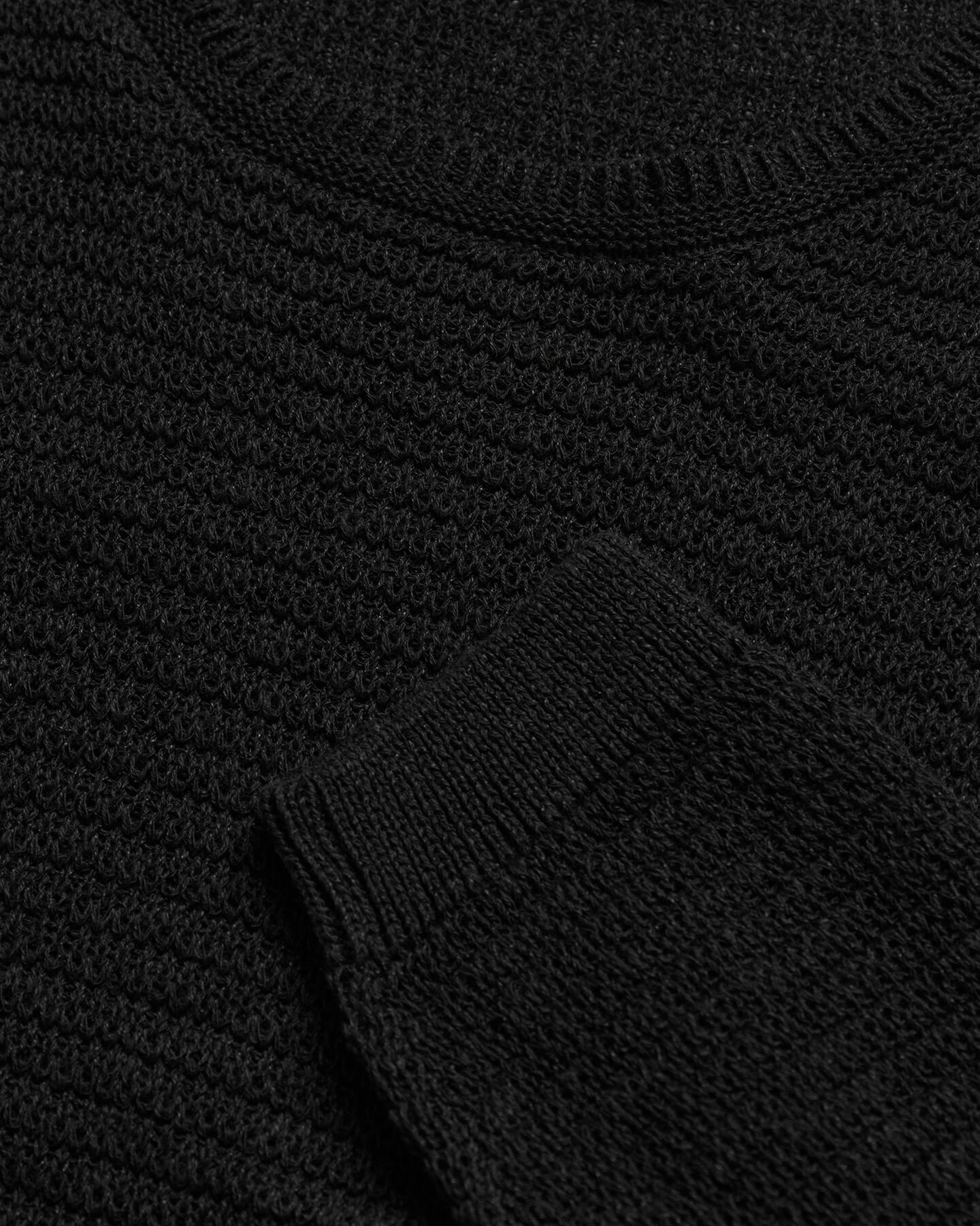 Kohopintainen puuvilla-pellavaneulepusero, jossa py&ouml;re&auml; p&auml;&auml;ntie