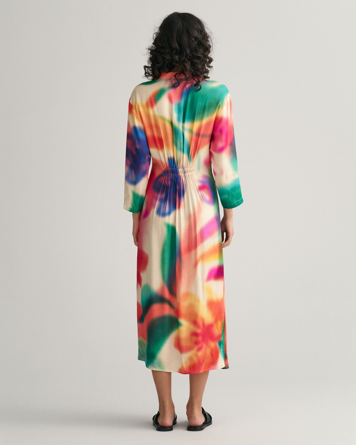 Poimutettu kukkamekko