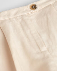 Hyvin istuvat pellavashortsit