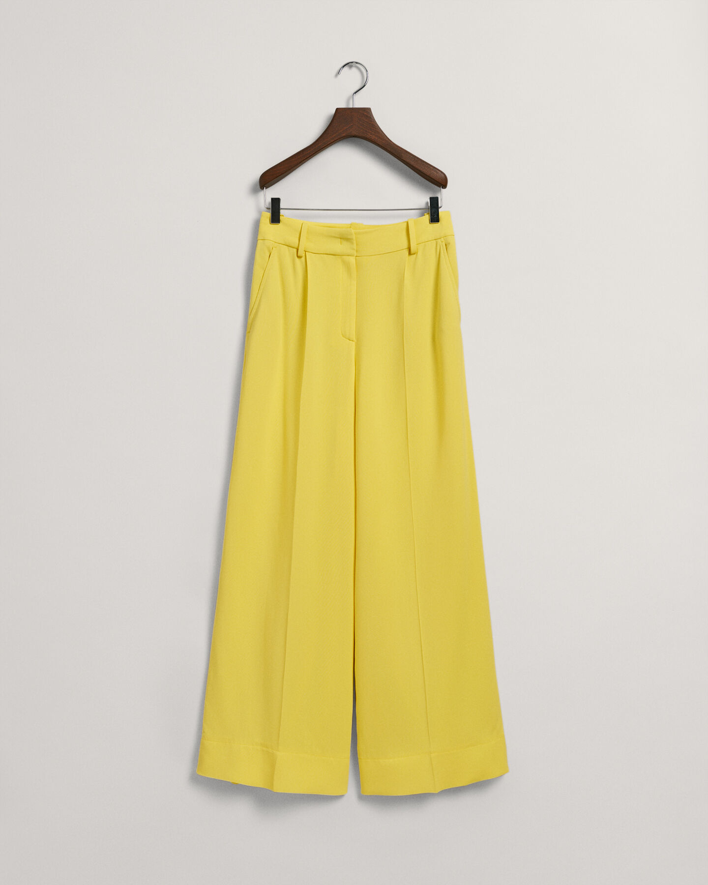 Leveälahkeiset housut