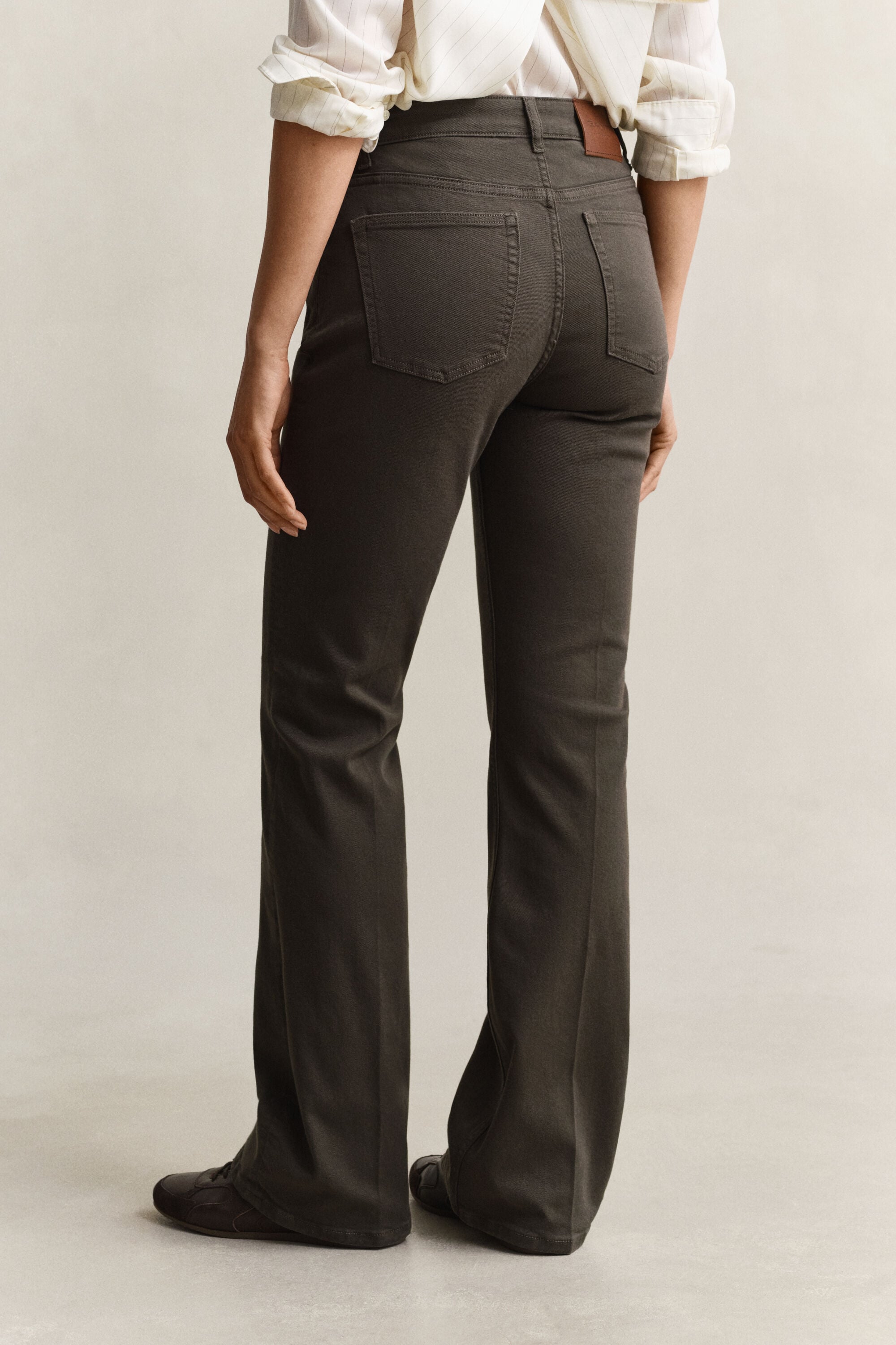 Levenevät slim fit -mitoitetut värjätyt farkut