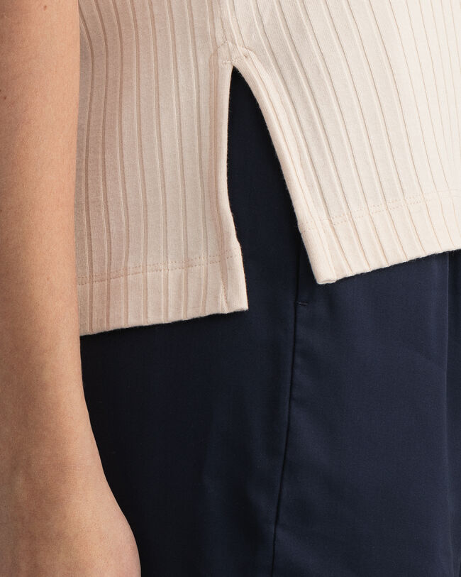 Detail-t‑paita puolipituisilla hihoilla ja sivuhalkioilla