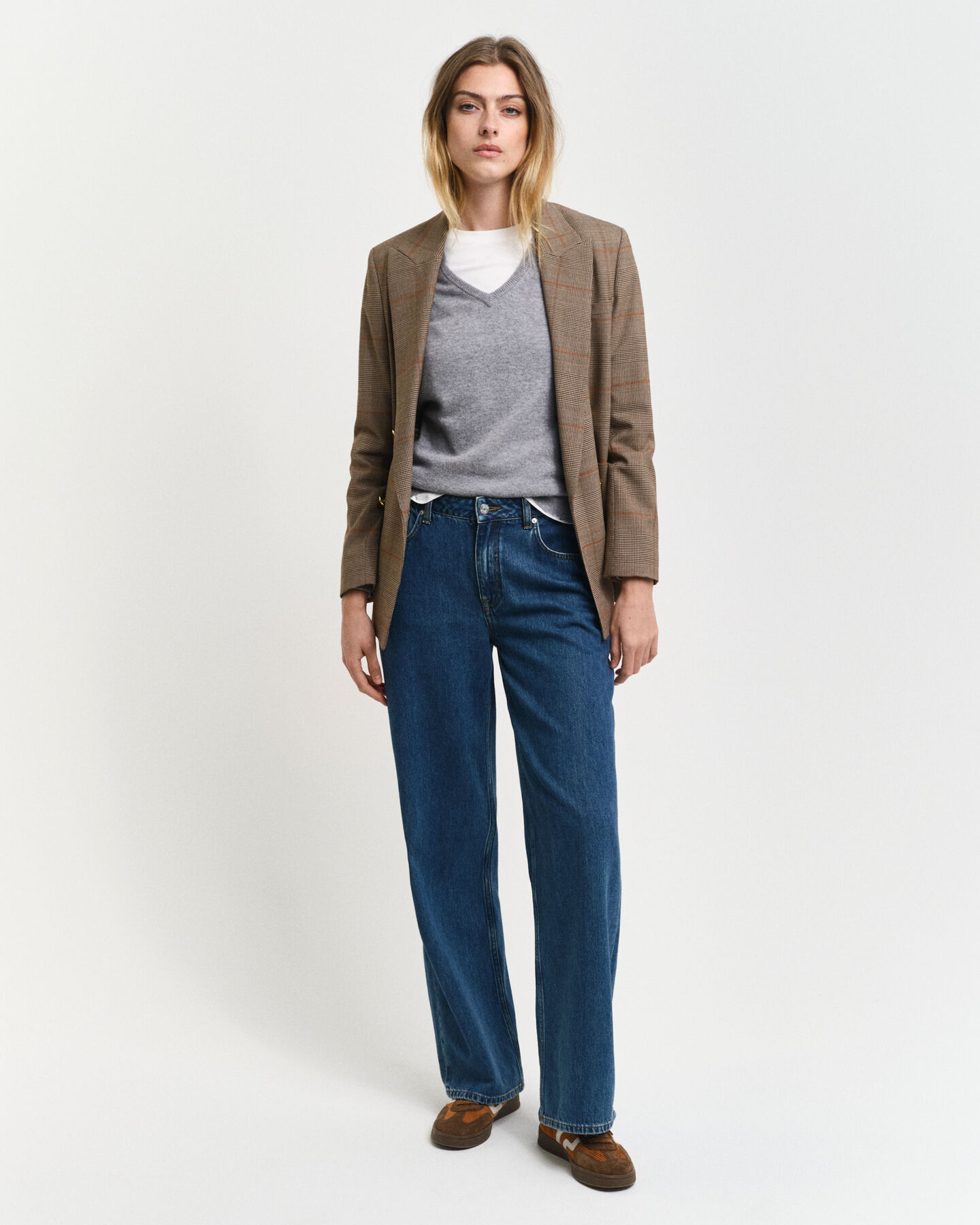 V‑neulepusero eritt&auml;in hienoa lampaanvillaa