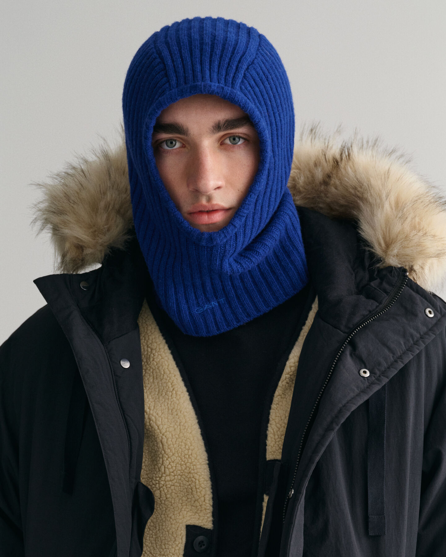 Villasta neulottu kypärämyssy