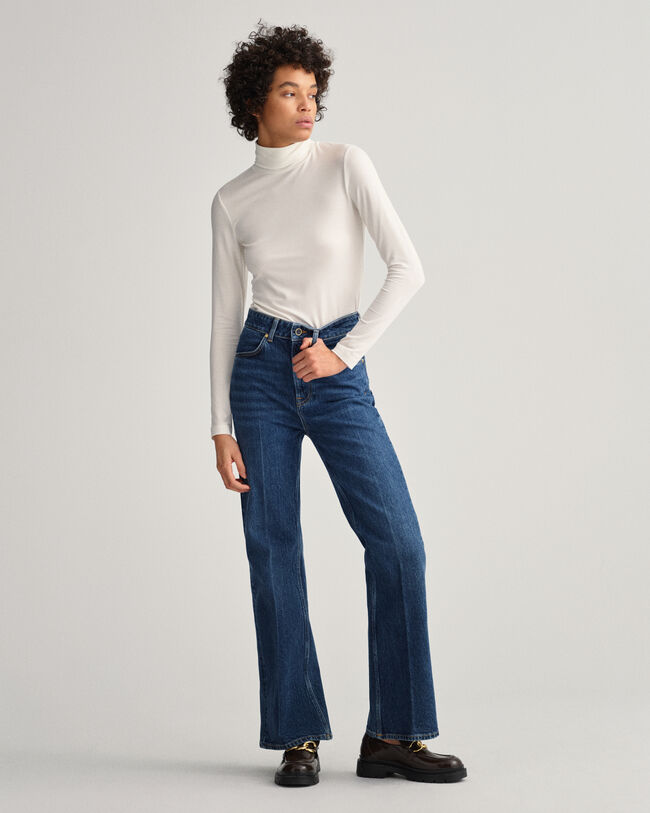 Korkeavyötäröiset, alaspäin levenevät farkut