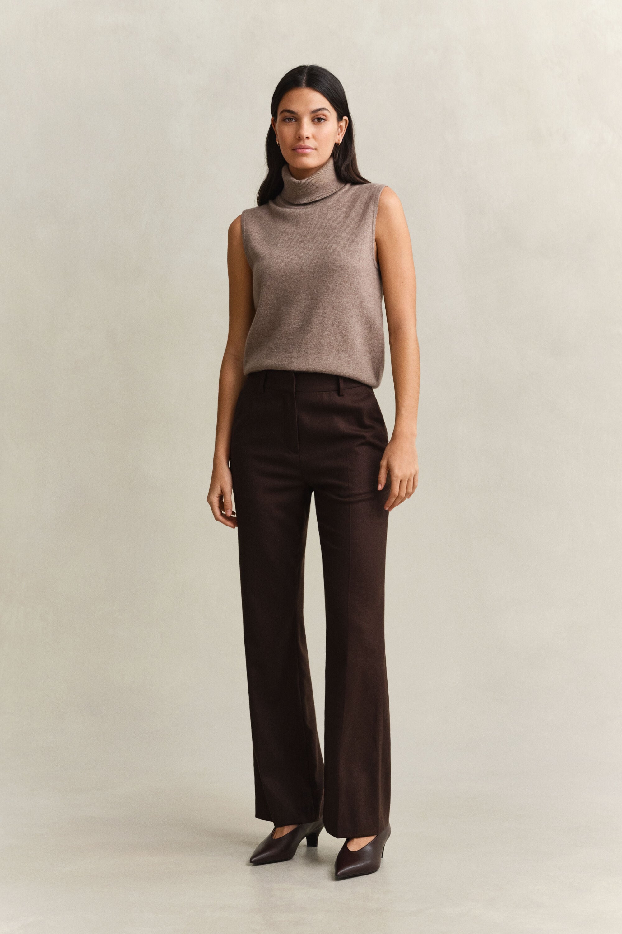 Slim fit ‑mitoitetut alaspäin levenevät flanellihousut
