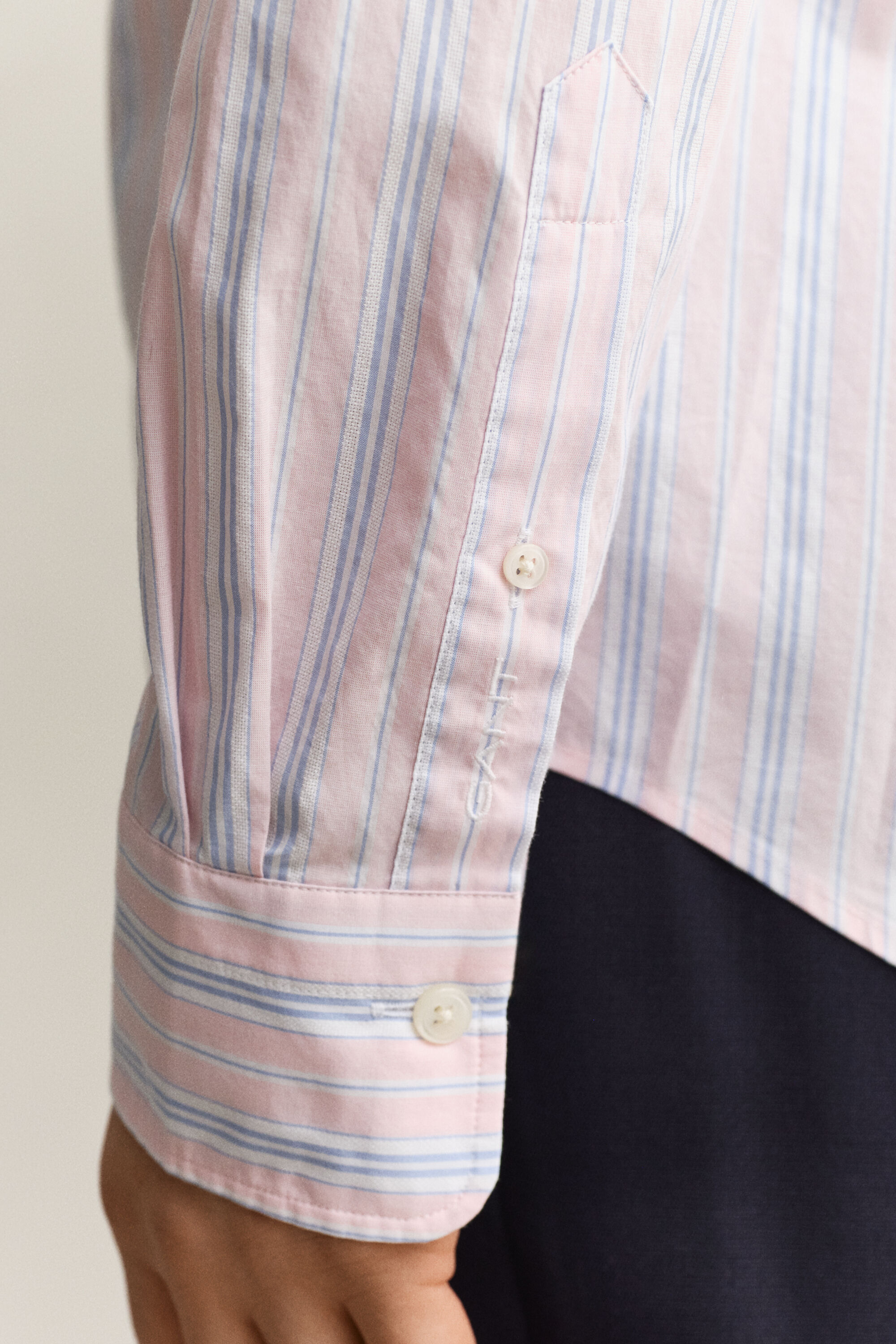 Dobby-raidallinen regular fit ‑mitoitettu paita