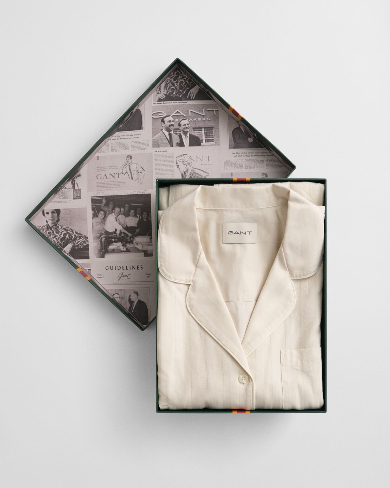 Raidallinen satiinipyjama lahjapakkauksessa