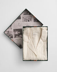 Raidallinen satiinipyjama lahjapakkauksessa