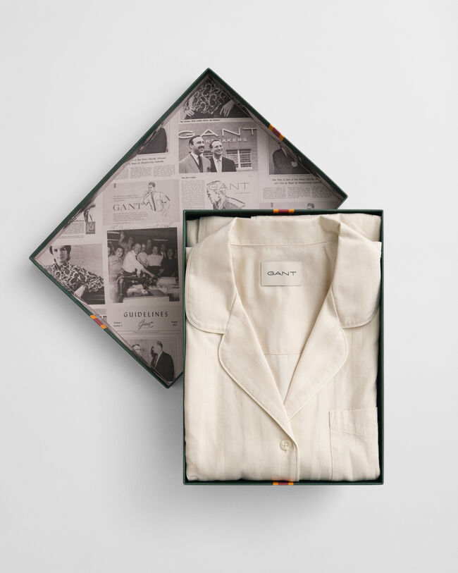 Raidallinen satiinipyjama lahjapakkauksessa