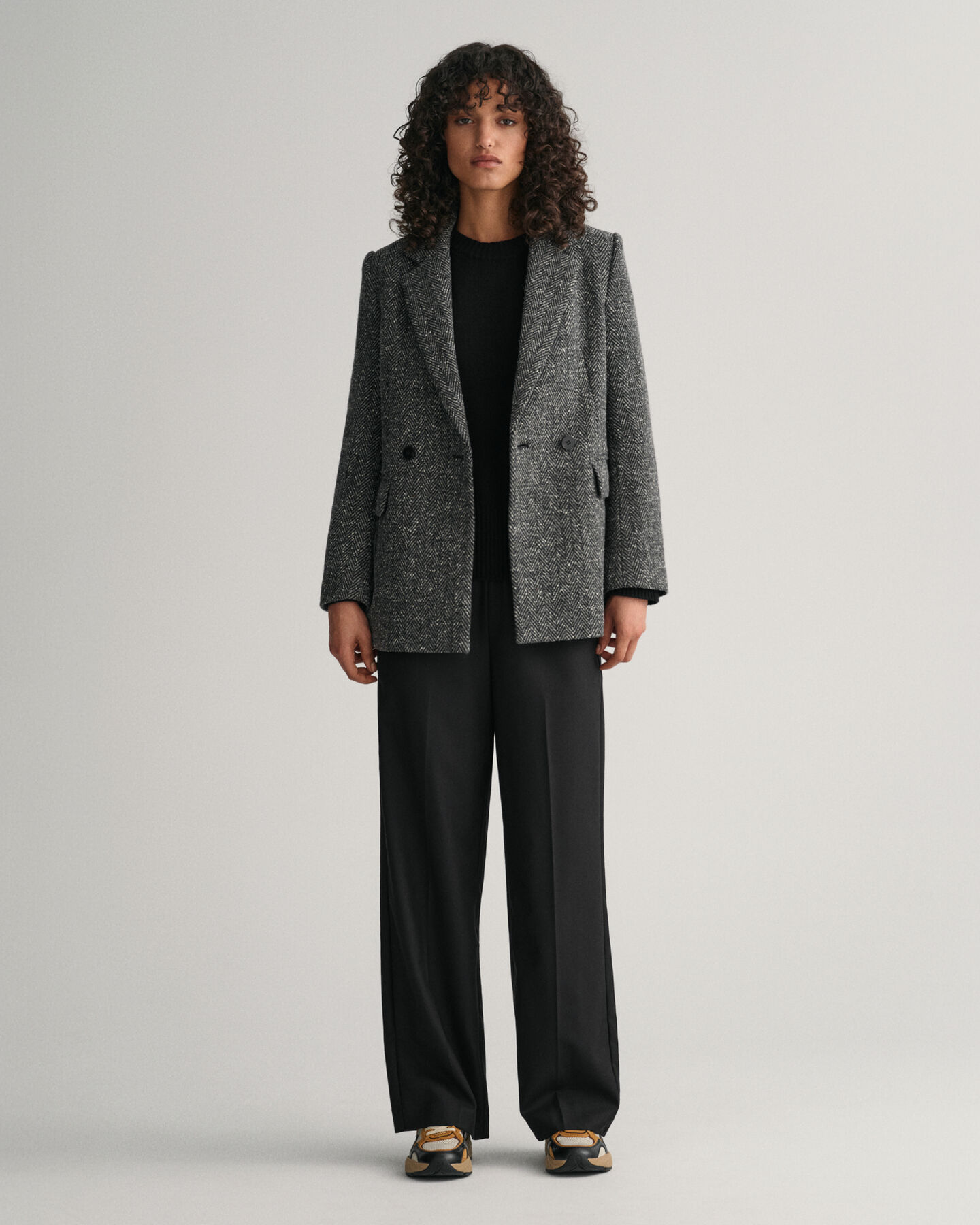 Relaxed&nbsp;fit ‑mitoitetut helposti puettavat housut