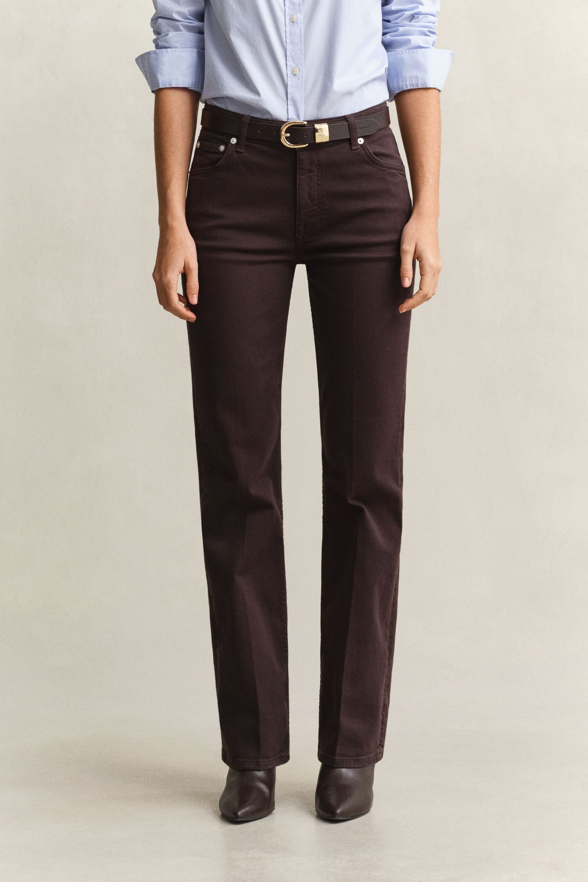 Levenevät slim fit -mitoitetut värjätyt farkut