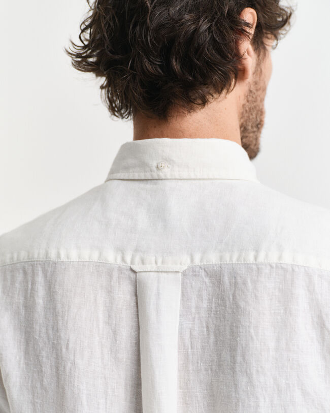 Regular&nbsp;fit ‑mitoitettu valmiina v&auml;rj&auml;tty lyhythihainen pellavapaita