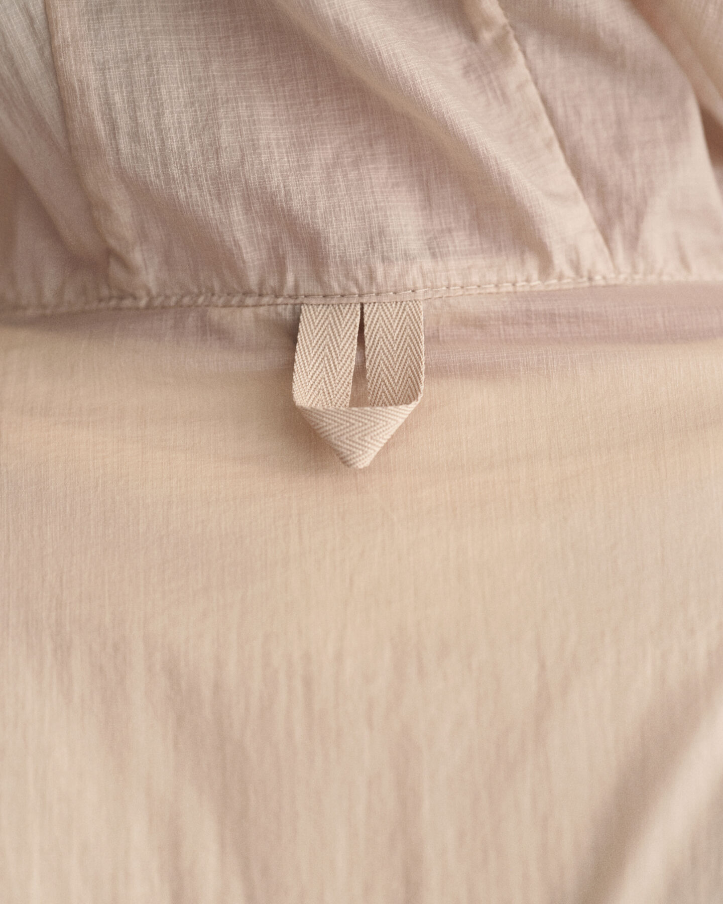 Taskuun pakattava kevyt Windbreaker-takki