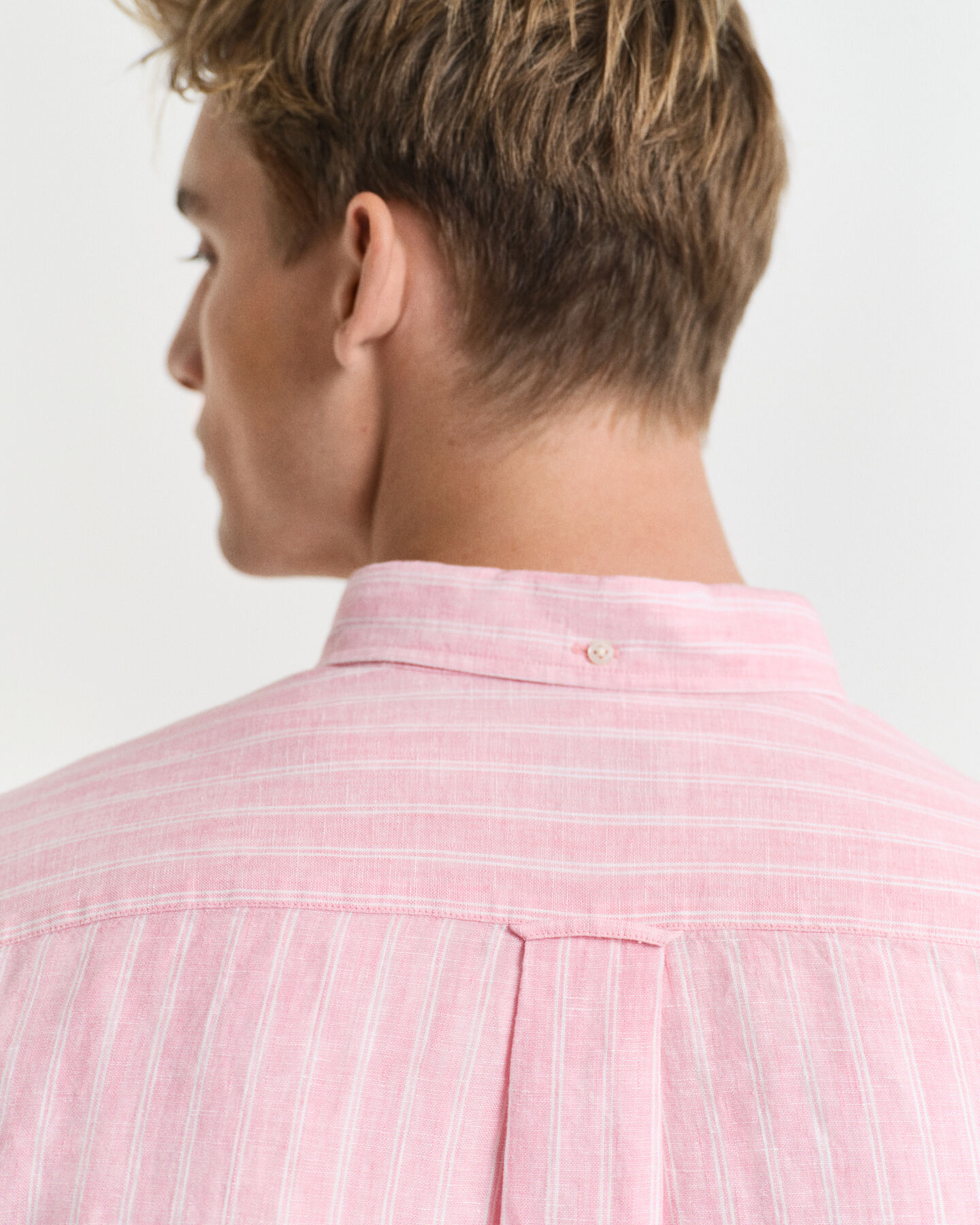 Regular&nbsp;fit ‑mitoitettu raidallinen pellavapaita