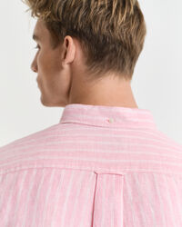 Regular&nbsp;fit ‑mitoitettu raidallinen pellavapaita