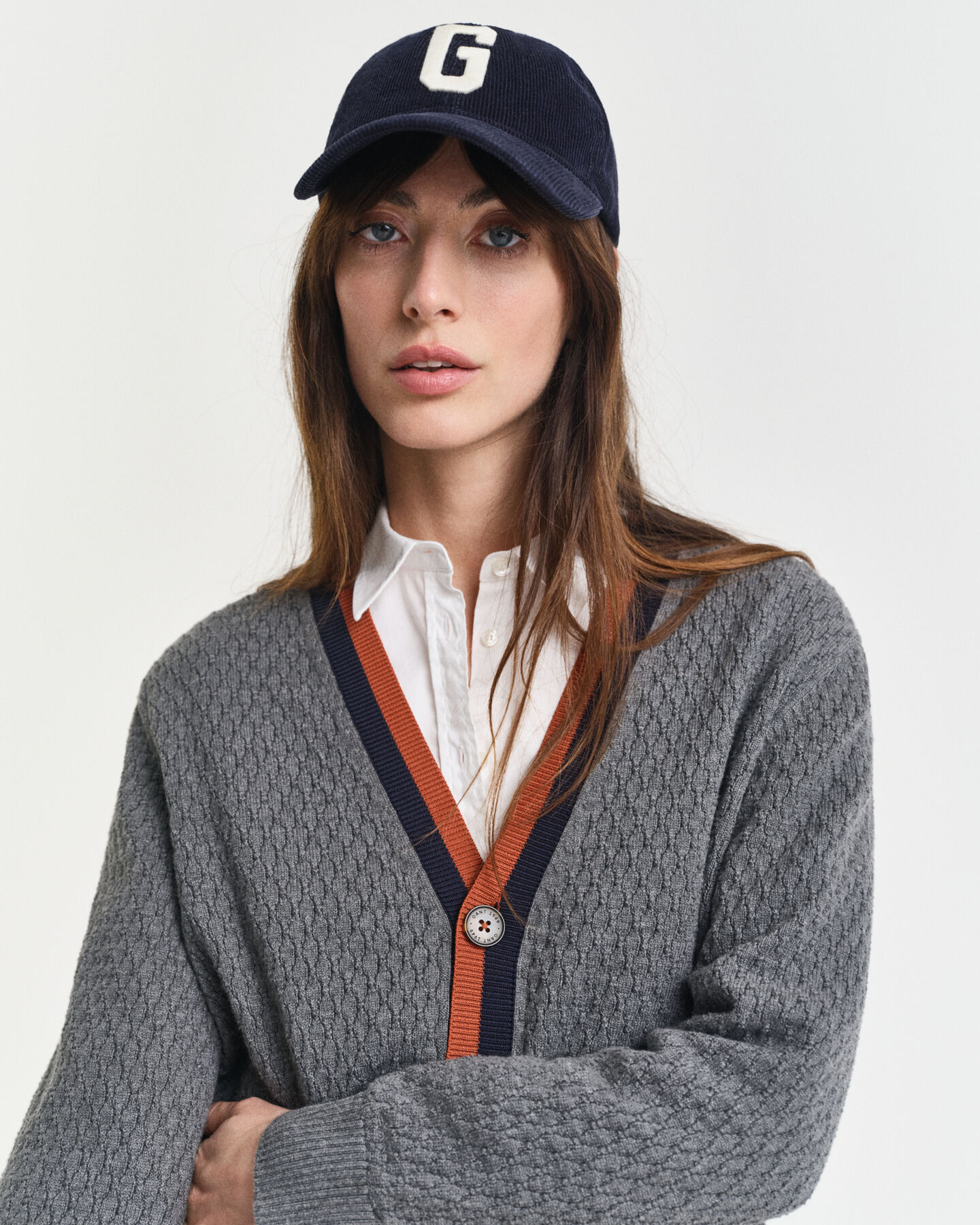 Kohopintainen kontrastivärinen puuvillaneuletakki