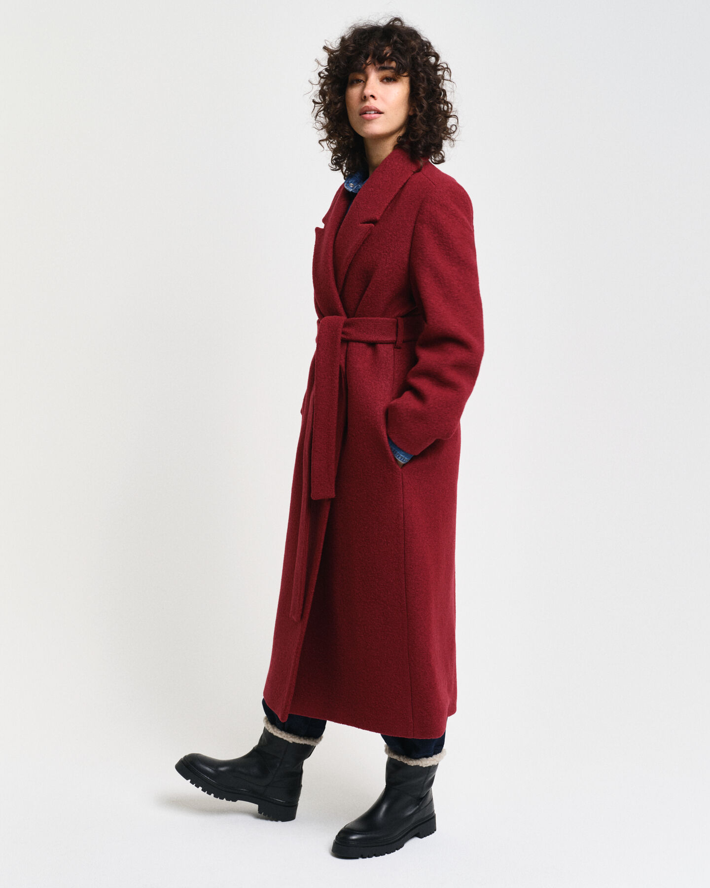 Kohopintainen kietaisutakki