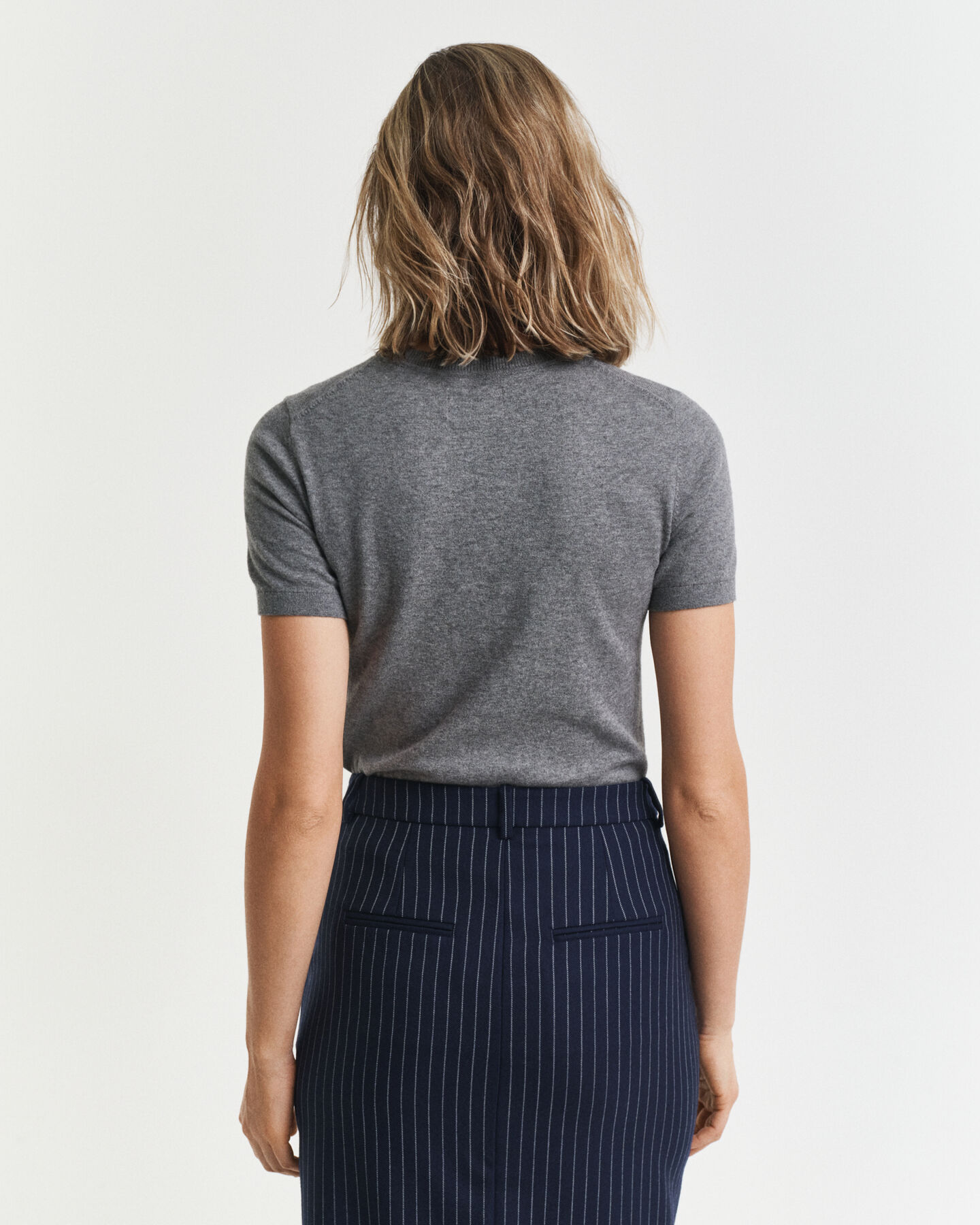 Kevyt lyhythihainen neulepusero, pyöreä pääntie