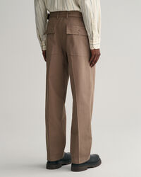 Laskostetut chinot ja vyö