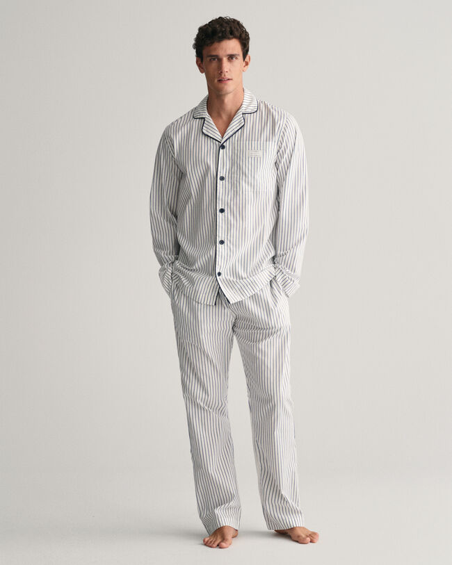 Raidalliset pyjamahousut ja ‑paita lahjapakkauksessa